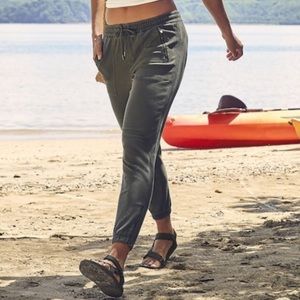 Athleta Farallon Pant Jogger Cypress Green size 0